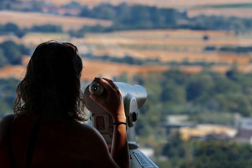 Deine Gedanken beeinflussen deine Gefühle – und diese bestimmen wiederum, wie du handelst. Eine Frau, die entschlossen in die Ferne blickt.