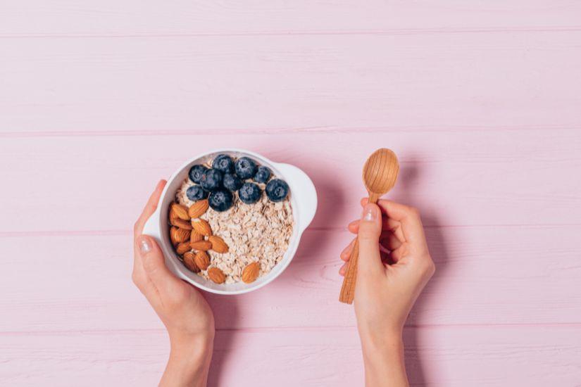 Eine ausgewogene Ernährung am Morgen ist ein wichtiger Bestandteil einer effektiven Morgenroutine. Eine Schale mit Müsli und Obst.