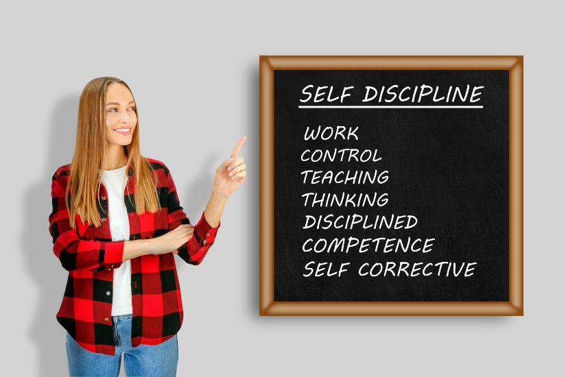 Eine konsequente Morgenroutine fördert die Selbstdisziplin. Eine Frau, die auf eine Tafel zeigt, auf der die Schritte zur Selbstdisziplin stehen.