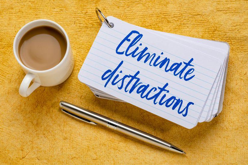 Ablenkungen können deine Selbstdisziplin und damit auch deine Produktivität erheblich beeinträchtigen. Identifiziere die häufigsten Ablenkungen in deinem Alltag und finde Wege, diese zu minimieren. Eine Kaffeetasse und ein Zettel.