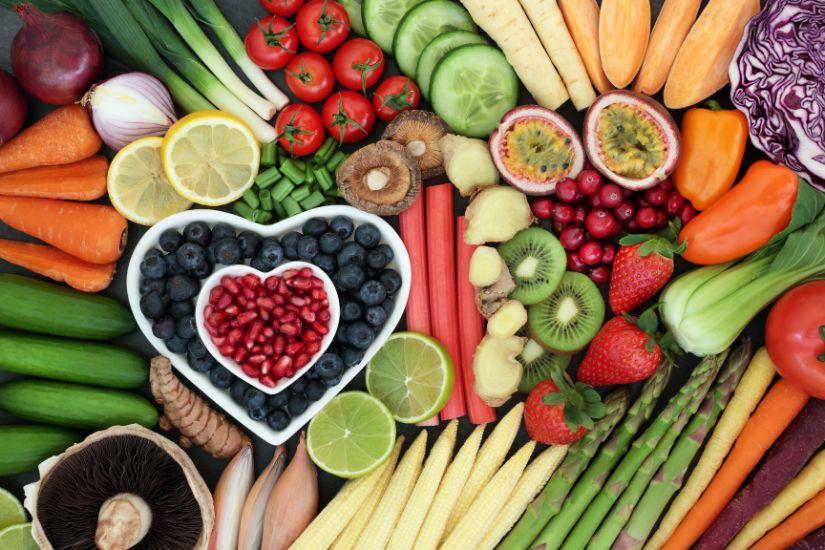 Gesunde Ernährung ist an jedem Tag wichtig, aber der Sonntag bietet dir die Möglichkeit, bewusster zu essen und neue Rezepte auszuprobieren. Frisches Gemüse und Obst.