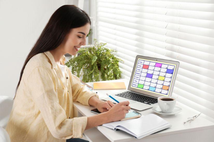 Effektives Zeitmanagement ist ebenfalls eine der wichtigsten Gewohnheiten erfolgreicher Frauen. Eine Frau am Schreibtisch, die plant.