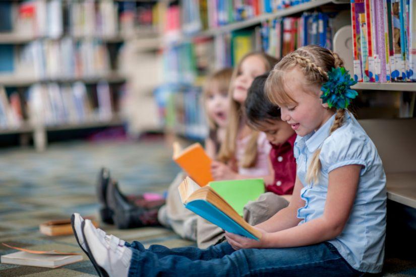 Wenn du gerne liest, ist es günstiger, Bücher aus deiner örtlichen Bibliothek auszuleihen, als neue Bücher zu kaufen. Außerdem kann deine örtliche Bibliothek ein großartiger Ort sein, um Spaß zu haben. Eine Person, die ein Buch in der Bibliothek liest