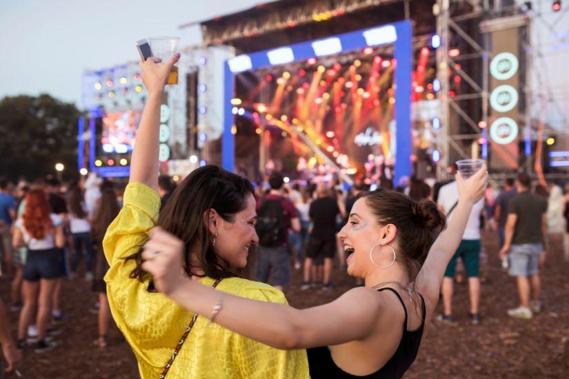 Die meisten Städte und Gemeinden bieten das ganze Jahr über kostenlose Aktivitäten und Unterhaltung an. Ein Stadtfestival