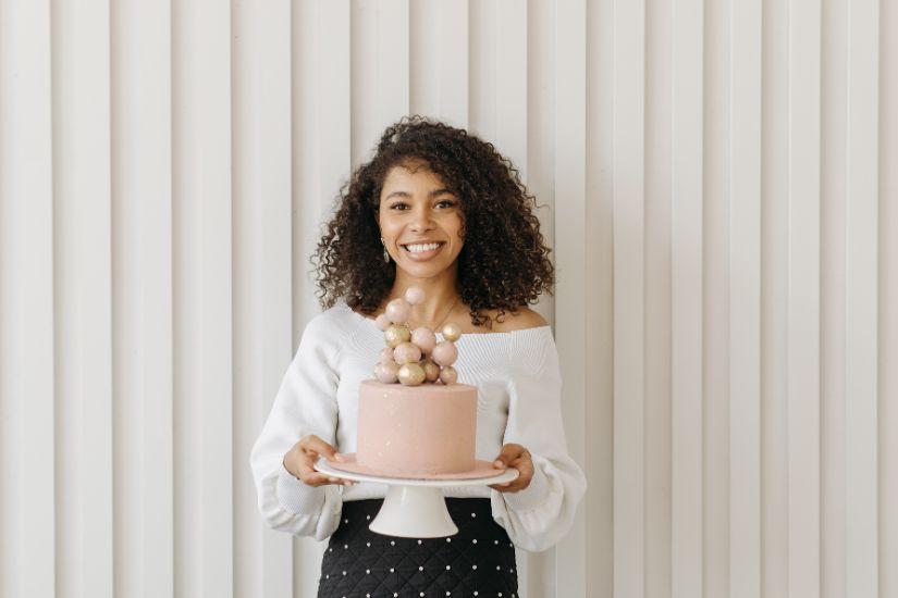 Viele Geschäfte und Restaurants bieten kostenlose oder ermäßigte Produkte und Dienstleistungen an deinem Geburtstag an. Ein Geburtstagskuchen