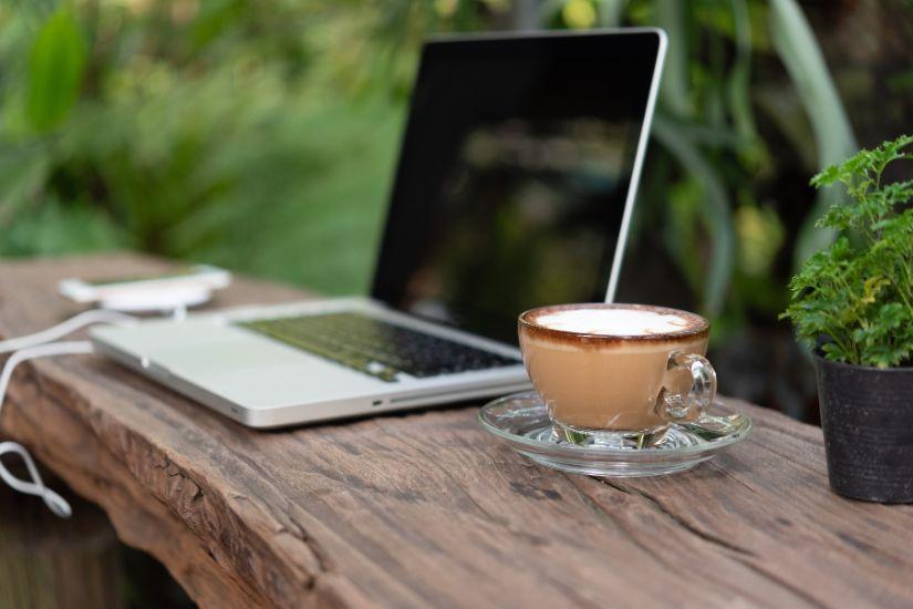 Bewerte deine Bereitschaft. Laptop auf einem Tisch mit einer Tasse Kaffee