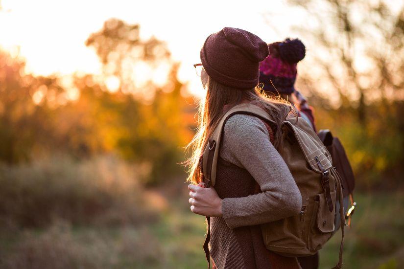 Herbstspaziergänge oder Wanderungen sind kostenlos und bringen dir frische Luft und Erholung.  Herbstwanderung