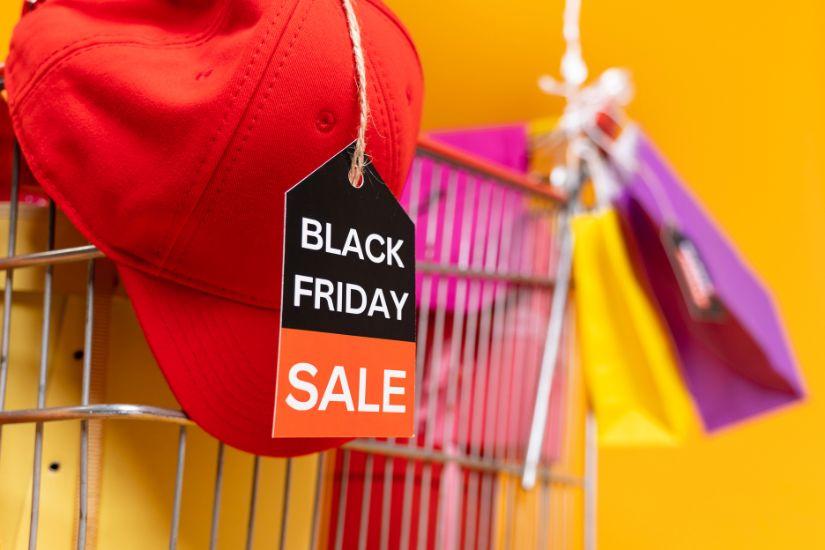 Nutze den Black Friday oder Cyber Monday gezielt, um hochwertige Stücke zu ergattern und auch schon für Weihnachten Geschenke zu kaufen. Black Friday Shopping-Tipps