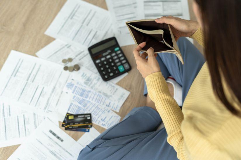 Nachdem du dein bestes Budget-Tool für Anfängerinnen ausgewählt hast, starte mit kleinen Schritten.  Ein Bild einer Person, die ihr Budget im Tool einträgt.