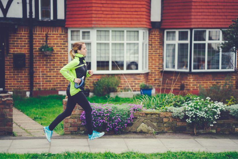 Bewegung ist nicht nur für unsere körperliche Gesundheit wichtig, sondern auch für unsere geistige Gesundheit. Eine Frau, die morgens joggt oder entspannt in einem gemütlichen Bett liegt